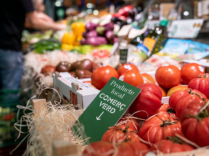 Al comerços verds pots comprar aliments de temporada. Vine al teu mercat!